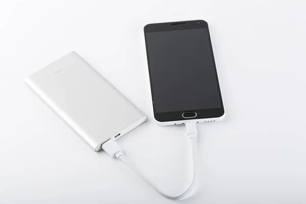 Powerbank Zum Laden Mobiler Geräte Weißes Smartphone Ladegerät Mit Powerbank — Stockfoto