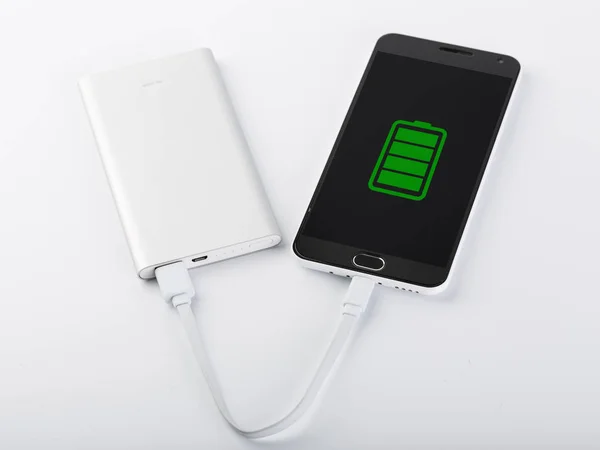 Mobil cihazları şarj etmek için güç banka. Beyaz akıllı telefon şarj cihazı gücü Bankası ile. pil banka. Mobil cihazlar için harici pil.