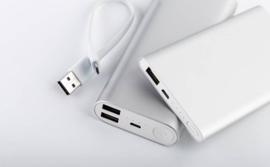 Mobil cihazları şarj etmek için güç banka. Beyaz akıllı telefon şarj cihazı gücü Bankası ile. pil banka. Mobil cihazlar için harici pil.