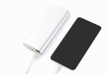 Mobil cihazları şarj etmek için güç banka. Beyaz akıllı telefon şarj cihazı gücü Bankası ile. pil banka. Mobil cihazlar için harici pil.