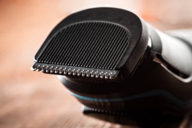 Saç düzeltici ve ahşap arka plan için makaslar. Sakal ve saç kesme makineleri.