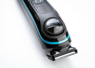 Beyaz arka planda izole edilmiş saç kesicisi. Sakal ve saç makası..