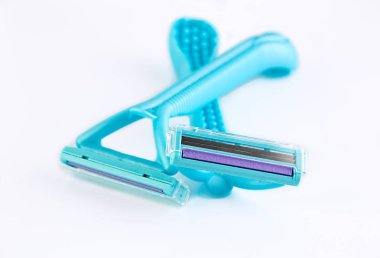 Mavi dişi jiletler beyaz arka planda izole edilmiş. Kadın tıraş için jilet. 