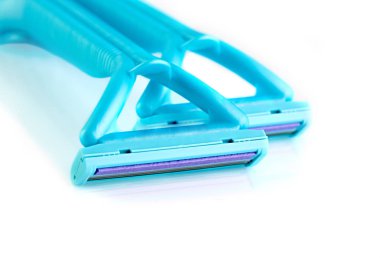 Mavi dişi jiletler beyaz arka planda izole edilmiş. Kadın tıraş için jilet. 