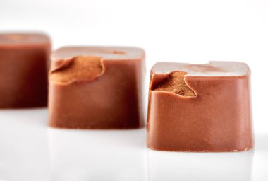 Çikolata şekerleme tatlılar ürün yelpazesine izole beyaz bir arka plan üzerinde. Çikolata şekerleme koleksiyonu. Fındıklı sütlü çikolata.