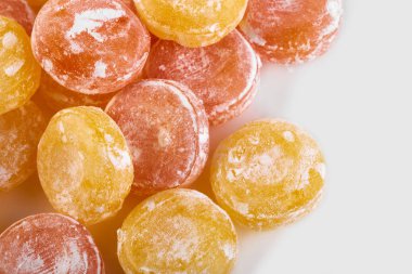 Renkli yuvarlak şeker pudra şekeri. Parlak şeker.