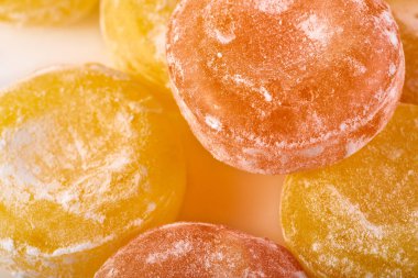 Renkli yuvarlak şeker pudra şekeri. Parlak şeker.