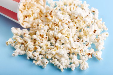 Parlak mavi bir arka plan üzerinde kırmızı bir beyaz fincan Mısır pop. Film. Fast food. Mısır