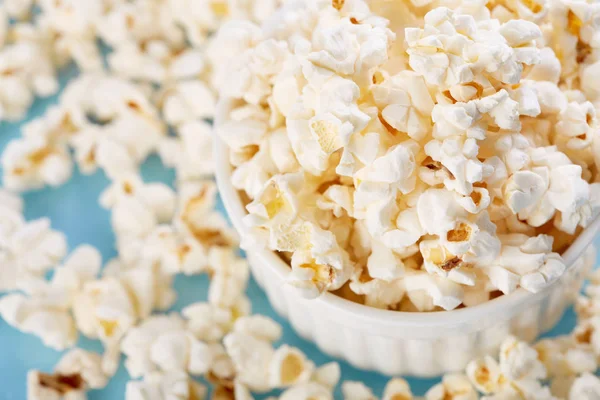 Popcorn Auf Leuchtend Blauem Hintergrund Film Fast Food Mais — Stockfoto