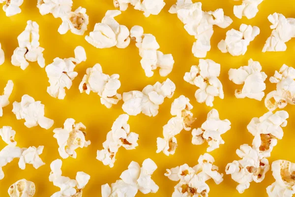 Popcorn Een Helder Gele Achtergrond Film Fast Food Maïs — Stockfoto