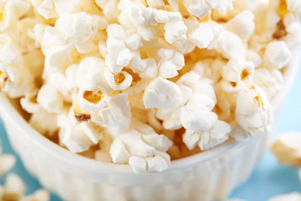 Popcorn Auf Leuchtend Blauem Hintergrund Film Fast Food Mais — Stockfoto