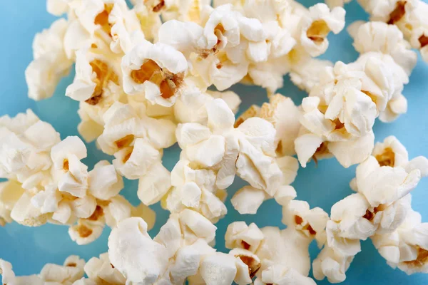 Popcorn Auf Leuchtend Blauem Hintergrund Film Fast Food Mais — Stockfoto