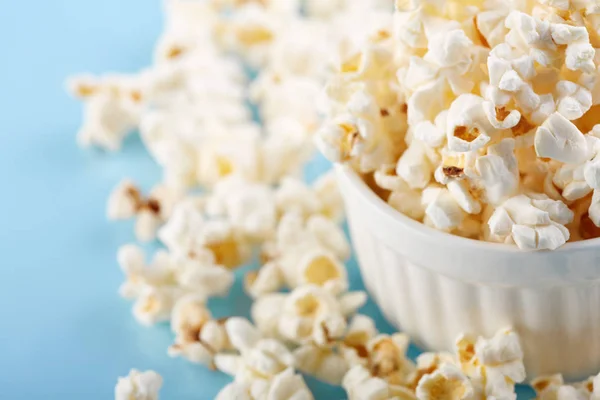 Popcorn Auf Leuchtend Blauem Hintergrund Film Fast Food Mais — Stockfoto