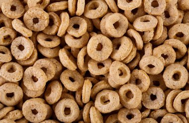 Beyaz arka plan sağlıklı tahıl halkalar. Günaydın. Sağlıklı, sağlıklı bir kahvaltı. Kuru müsli.