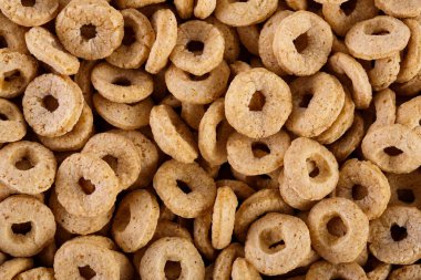 Beyaz arka plan sağlıklı tahıl halkalar. Günaydın. Sağlıklı, sağlıklı bir kahvaltı. Kuru müsli.