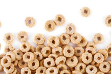 Beyaz arka plan sağlıklı tahıl halkalar. Günaydın. Sağlıklı, sağlıklı bir kahvaltı. Kuru müsli.