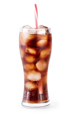 Cola cam beyaz arka plan üzerinde izole saman ve buz küpleri ile. Sodalı beyaz izole kabarcık. Serinletici alkolsüz içecek