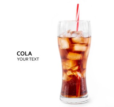 Cola cam beyaz arka plan üzerinde izole saman ve buz küpleri ile. Sodalı beyaz izole kabarcık. Serinletici alkolsüz içecek