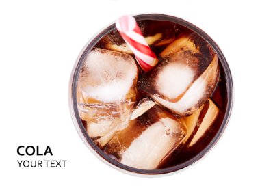 Cola cam beyaz arka plan üzerinde izole saman ve buz küpleri ile. Sodalı beyaz izole kabarcık. Serinletici alkolsüz içecek