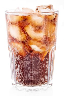 Cola cam beyaz arka plan üzerinde izole saman ve buz küpleri ile. Sodalı beyaz izole kabarcık. Serinletici alkolsüz içecek