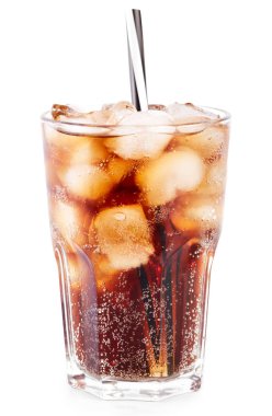 Cola cam beyaz arka plan üzerinde izole saman ve buz küpleri ile. Sodalı beyaz izole kabarcık. Serinletici alkolsüz içecek
