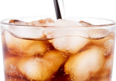Cola cam beyaz arka plan üzerinde izole saman ve buz küpleri ile. Sodalı beyaz izole kabarcık. Serinletici alkolsüz içecek