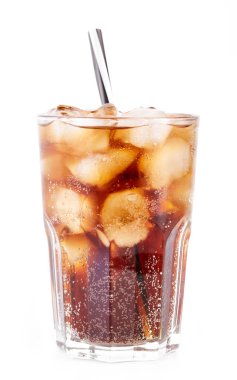 Cola cam beyaz arka plan üzerinde izole saman ve buz küpleri ile. Sodalı beyaz izole kabarcık. Serinletici alkolsüz içecek