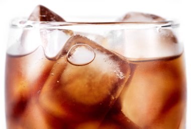 Cola cam beyaz arka plan üzerinde izole saman ve buz küpleri ile. Sodalı beyaz izole kabarcık. Serinletici alkolsüz içecek