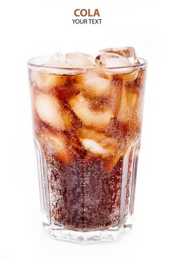 Cola cam beyaz arka plan üzerinde izole saman ve buz küpleri ile. Sodalı beyaz izole kabarcık. Serinletici alkolsüz içecek