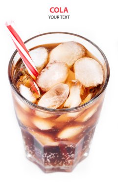 Cola cam beyaz arka plan üzerinde izole saman ve buz küpleri ile. Sodalı beyaz izole kabarcık. Serinletici alkolsüz içecek