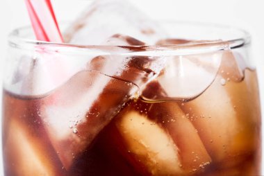 Cola cam beyaz arka plan üzerinde izole saman ve buz küpleri ile. Sodalı beyaz izole kabarcık. Serinletici alkolsüz içecek