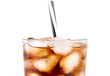 Cola cam beyaz arka plan üzerinde izole saman ve buz küpleri ile. Sodalı beyaz izole kabarcık. Serinletici alkolsüz içecek