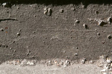 Eski bir kırık duvardan peeling eski lapa lapa beyaz boya. Çatlaklar, çizik, peeling eski boya ve sıva arka plan üzerinde eski duvar çimento. Bir çimento taş duvar eski vintage kırık olarak.