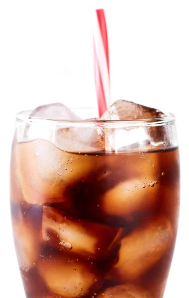 白い背景で隔離のわらやアイス キューブをグラスにコーラ 白で隔離の泡とソーダ ノンアルコールのドリンク — ストック写真