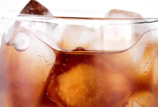 Cola Glas Med Sugrör Och Isbitar Isolerad Vit Bakgrund Läsk — Stockfoto