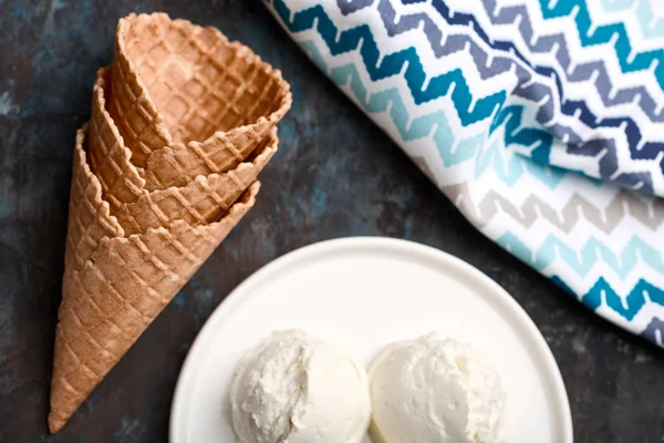 Bolas Helado Cucharadas Conos Gofre Sobre Fondo Oscuro Espacio Publicitario — Foto de Stock