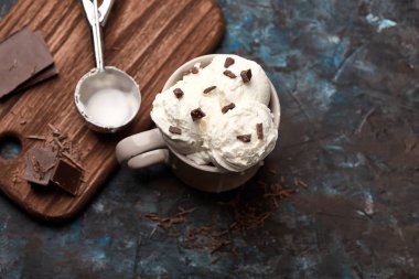 Dondurma topları, kaşık toz ve gözleme koniler koyu arka plan üzerinde. Reklam alanı. 