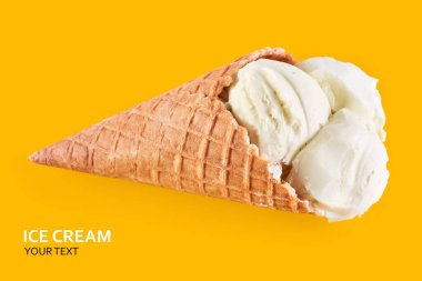 Dondurma topları renkli şeker sprinkles bir gözleme koni üzerinde sarı bir arka plan ile. Vanilyalı dondurma waffle koni.