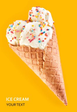 Dondurma topları renkli şeker sprinkles bir gözleme koni üzerinde sarı bir arka plan ile. Vanilyalı dondurma waffle koni.