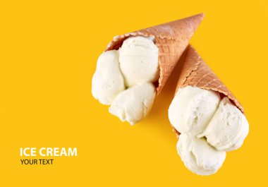 Dondurma topları renkli şeker sprinkles bir gözleme koni üzerinde sarı bir arka plan ile. Vanilyalı dondurma waffle koni.