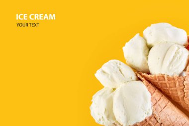 Dondurma topları renkli şeker sprinkles bir gözleme koni üzerinde sarı bir arka plan ile. Vanilyalı dondurma waffle koni.