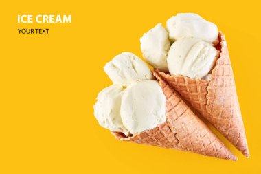 Dondurma topları renkli şeker sprinkles bir gözleme koni üzerinde sarı bir arka plan ile. Vanilyalı dondurma waffle koni.