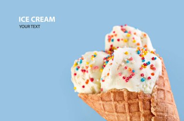 Mavi bir arka plan üzerinde bir gözleme külah dondurma topları. Vanilyalı dondurma waffle koni.