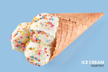 Mavi bir arka plan üzerinde bir gözleme külah dondurma topları. Vanilyalı dondurma waffle koni.