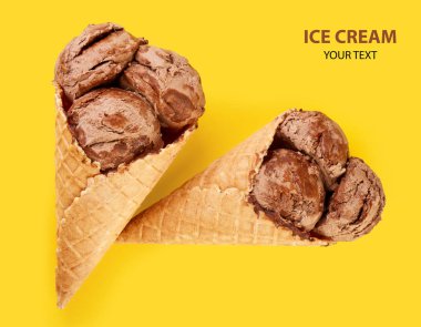 sarı bir arka plan üzerinde bir gözleme külah dondurma topları. ? hocolate dondurma waffle koni.