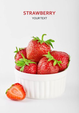 Taze kırmızı çilek beyaz arka plan üzerinde izole. Yaz meyveleri. Sağlıklı beslenme kavramı.