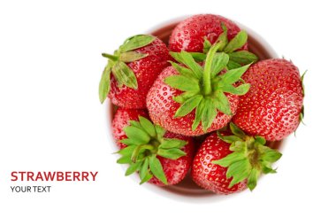 Taze kırmızı çilek beyaz arka plan üzerinde izole. Yaz meyveleri. Sağlıklı beslenme kavramı.