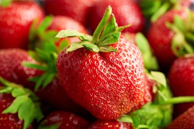 Taze kırmızı çilek. Yaz meyveleri. Sağlıklı beslenme kavramı.