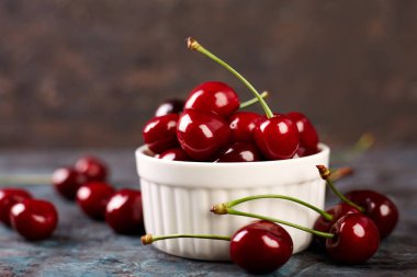 Karanlık bir arka plan üzerinde taze kırmızı kiraz. Kiraz. Sağlıklı gıda kavramı.