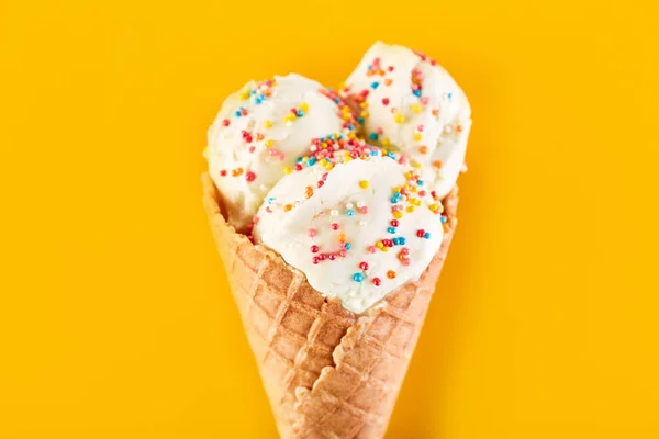 Bolas Sorvete Com Açúcar Colorido Polvilha Waffle Cone Fundo Amarelo — Fotografia de Stock